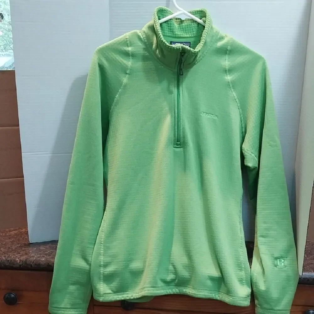 Patagonia Green V-Neck/ quarter zip top/ Sweater